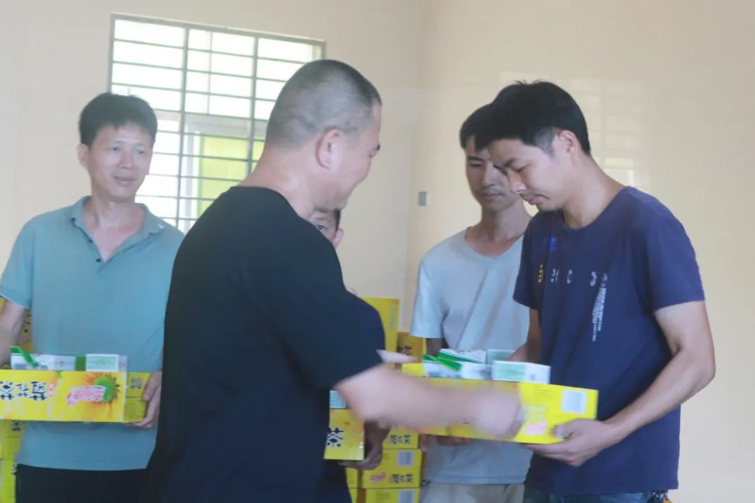 致敬烈日下的堅(jiān)守，高溫慰問送清涼